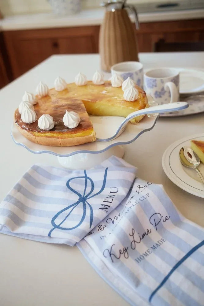 Falisty stojak na ciasto z kamionki, biały/niebieski - Lexington