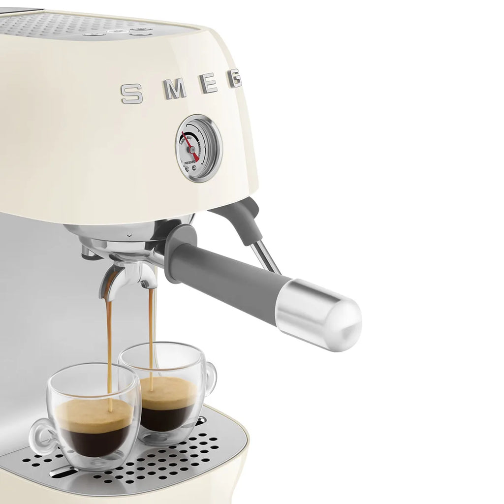 Kolbowy ekspres do kawy Smeg ECF03CREU Kremowy 50's Style